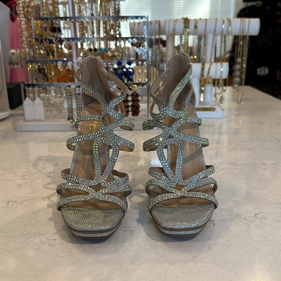 Thalia Sodi silver with iridescent beads open toe straps heels size 6.5 - Picture 3 of 7